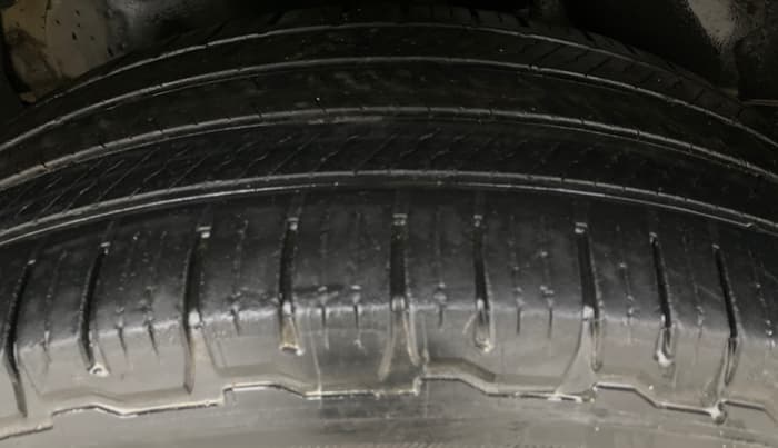 2016 Mahindra XUV500 W10 AT, Diesel, Automatic, 1,26,904 km, Right Rear Tyre Tread