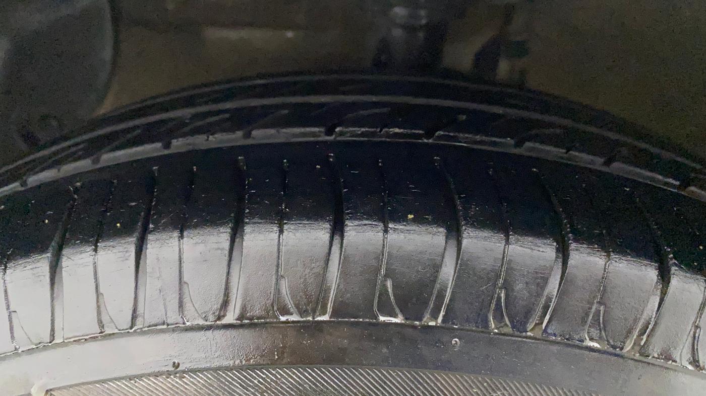 2018 Hyundai Xcent S 1.2, CNG, Manual, 1,03,344 km, Left Front Tyre Tread