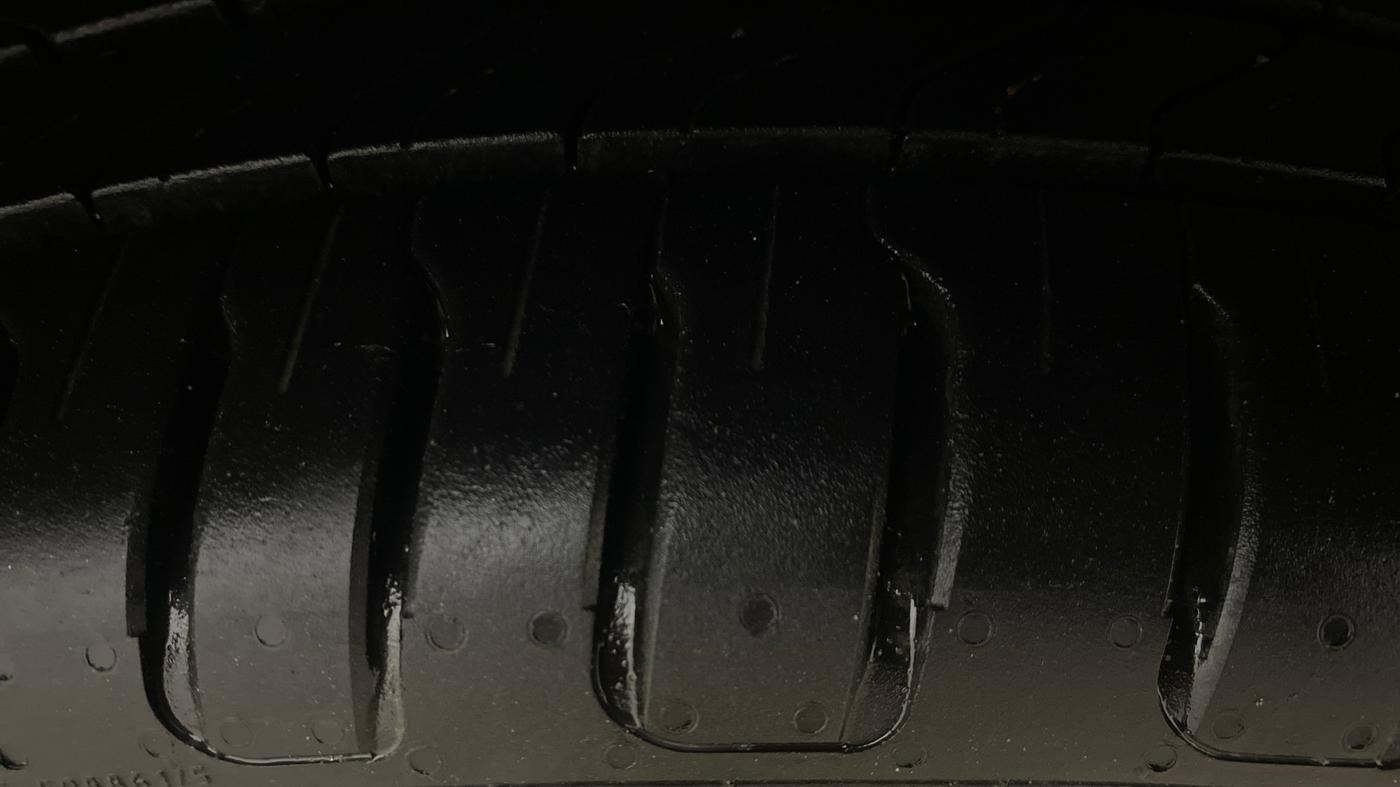 2020 Volkswagen Vento HIGHLINE PLUS 1.0L TSI, Petrol, Manual, 38,452 km, Right Front Tyre Tread
