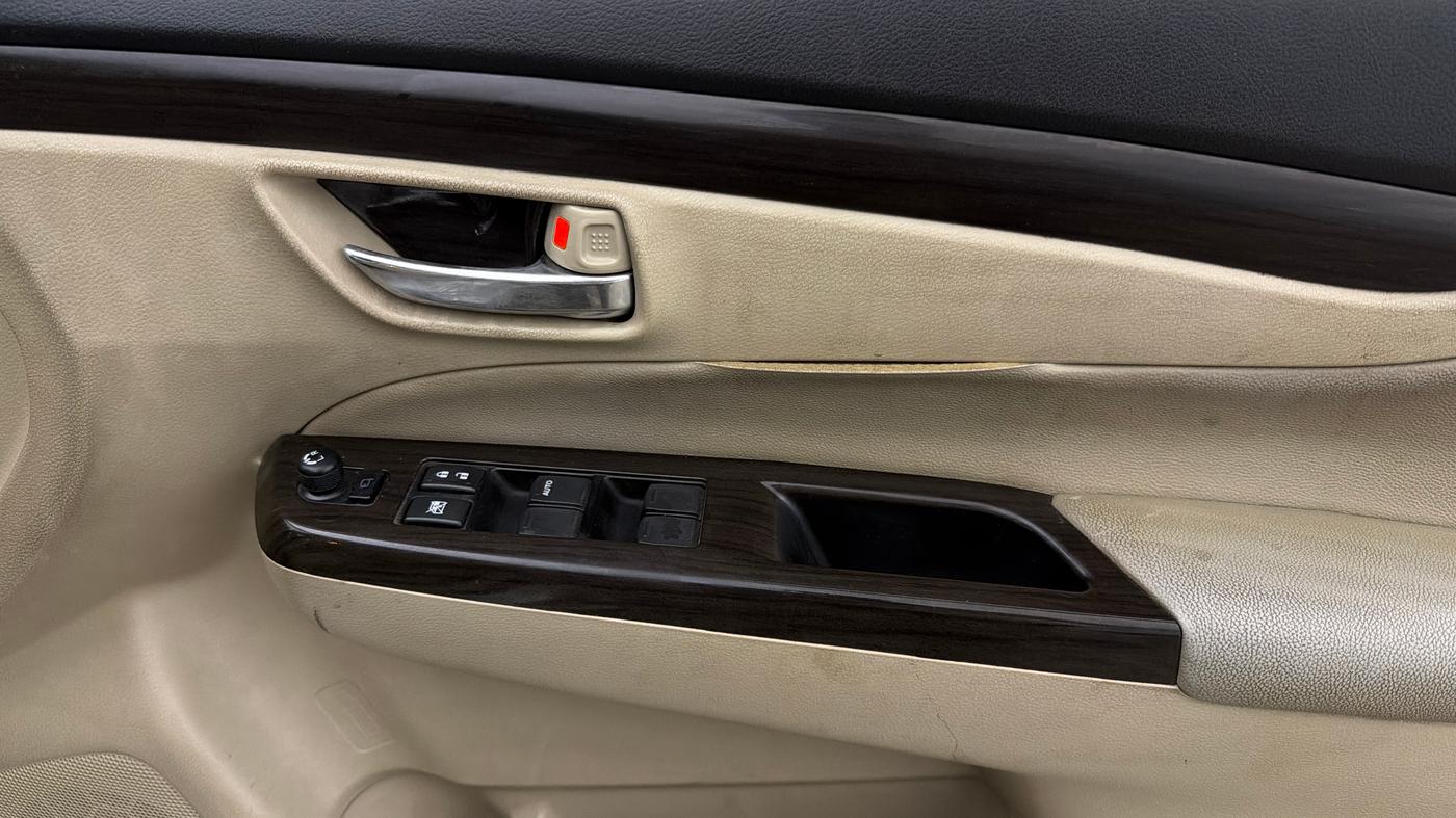 2017 Maruti Ciaz ALPHA 1.4 PETROL, Petrol, Manual, 36,276 km, Driver Side Door Panels Control