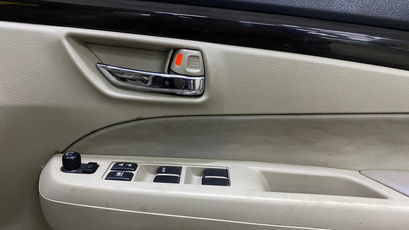 2016 Maruti Ciaz ZXI AT, Petrol, Automatic, 43,172 km, Driver Side Door Panels Control
