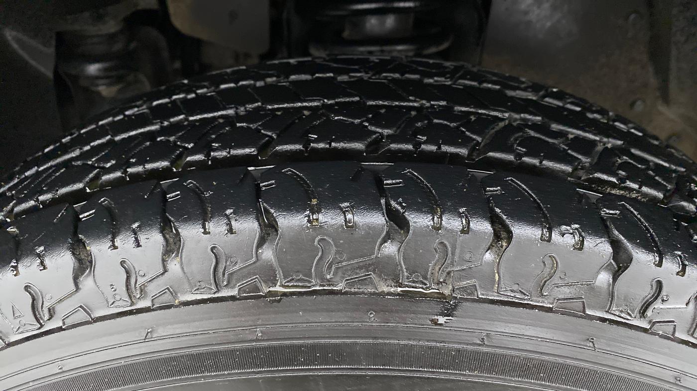2016 Mahindra TUV300 T6, Diesel, Manual, 95,587 km, Left Front Tyre Tread