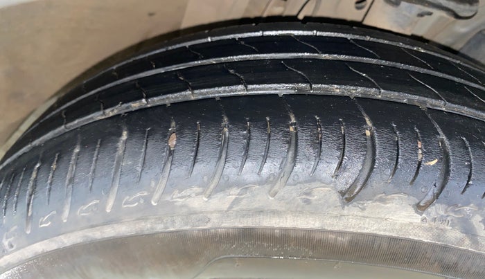 2023 Renault TRIBER RXZ, Petrol, Manual, 29,624 km, Right Front Tyre Tread