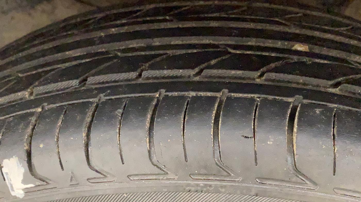 2014 Honda Brio S MT, Petrol, Manual, 99,665 km, Left Front Tyre Tread