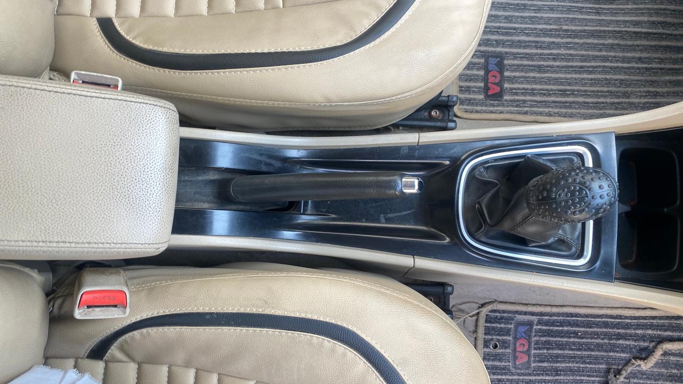 2015 Maruti Ciaz ZDI SHVS, Diesel, Manual, 66,228 km, Gear Lever