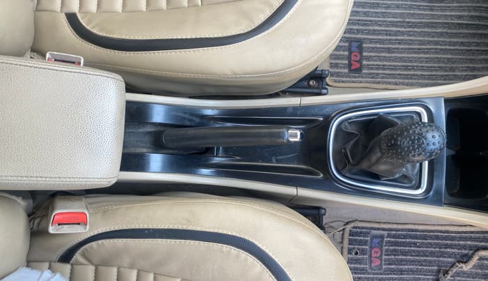 2015 Maruti Ciaz ZDI SHVS, Diesel, Manual, 66,258 km, Gear Lever