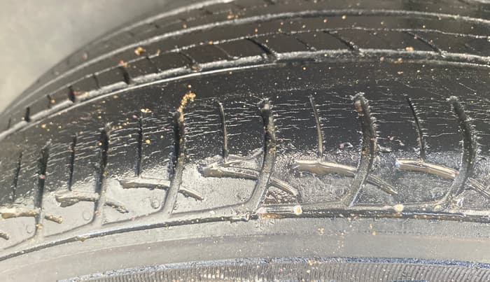 2015 Maruti Ciaz ZDI SHVS, Diesel, Manual, 66,258 km, Left Rear Tyre Tread