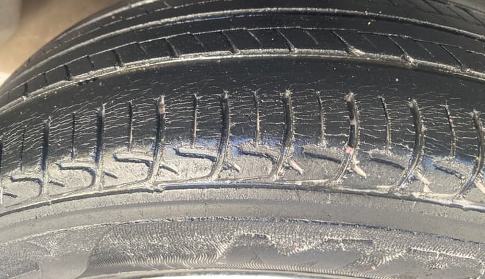 2015 Maruti Ciaz ZDI SHVS, Diesel, Manual, 66,258 km, Right Rear Tyre Tread