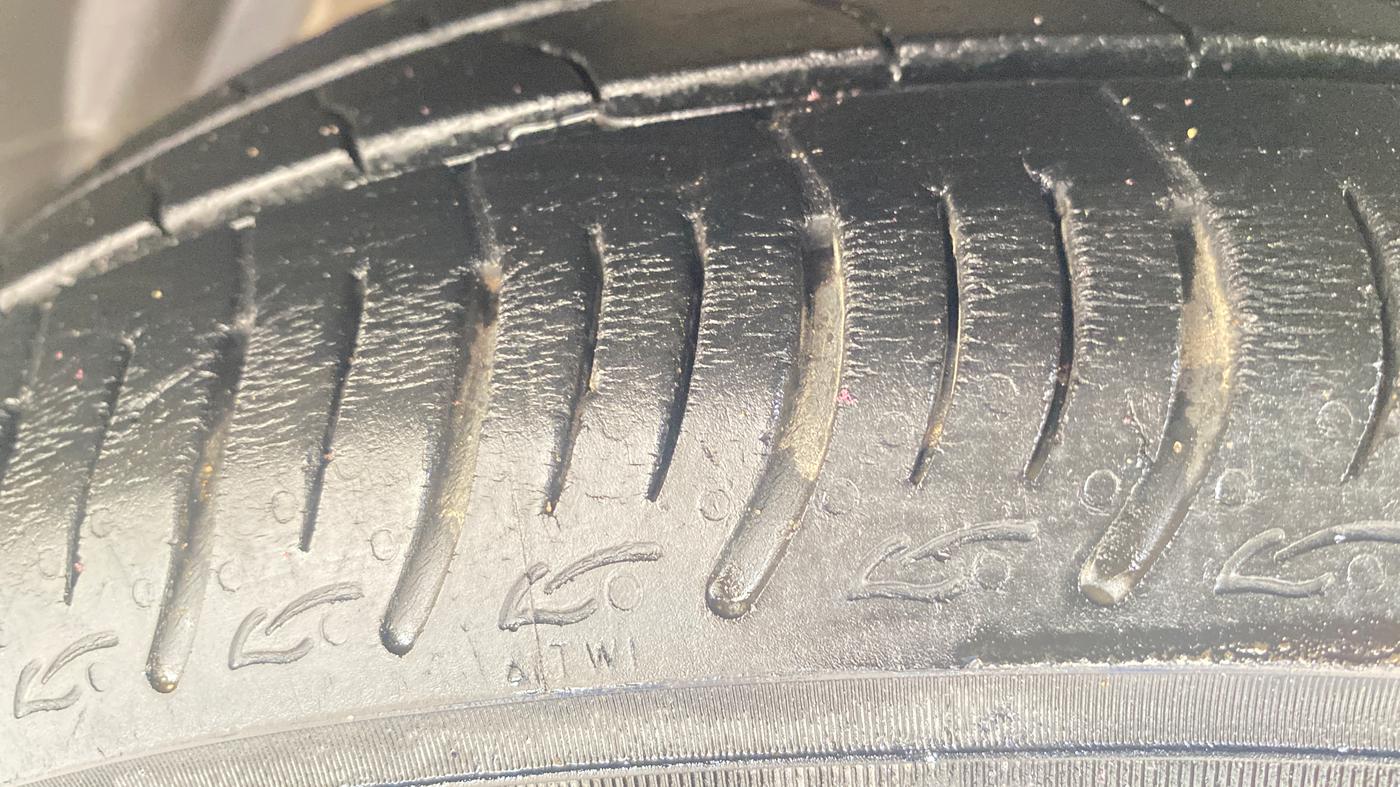 2015 Maruti Ciaz ZDI SHVS, Diesel, Manual, 66,228 km, Left Front Tyre Tread