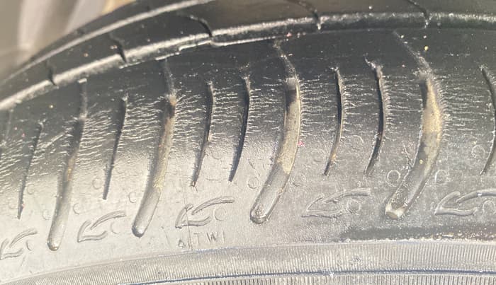 2015 Maruti Ciaz ZDI SHVS, Diesel, Manual, 66,258 km, Left Front Tyre Tread