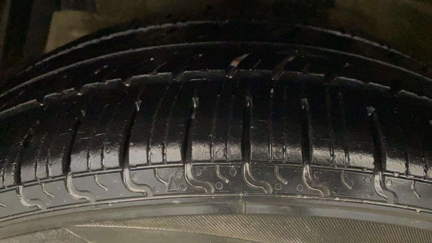 2014 Maruti Ertiga VXI, Petrol, Manual, 37,797 km, Left Front Tyre Tread