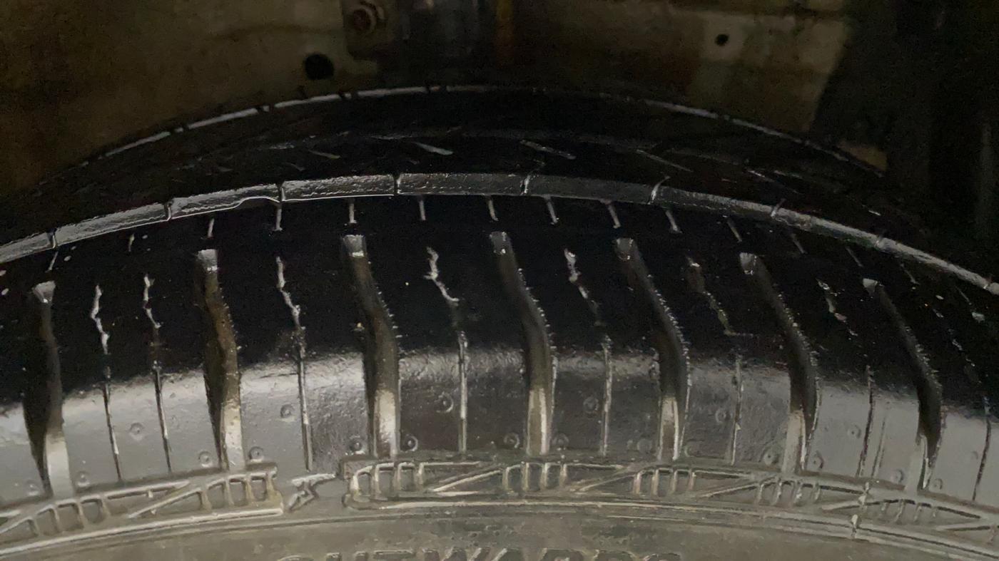 2014 Maruti Ertiga VXI, Petrol, Manual, 37,797 km, Right Front Tyre Tread