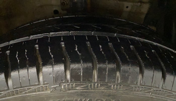 2014 Maruti Ertiga VXI, Petrol, Manual, 37,704 km, Right Front Tyre Tread