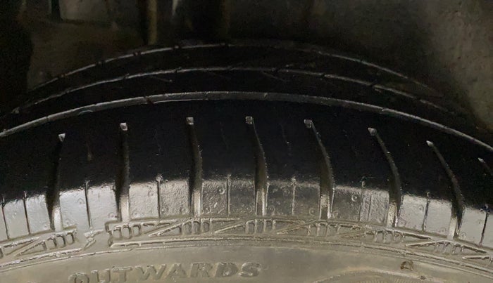 2014 Maruti Ertiga VXI, Petrol, Manual, 37,704 km, Right Rear Tyre Tread
