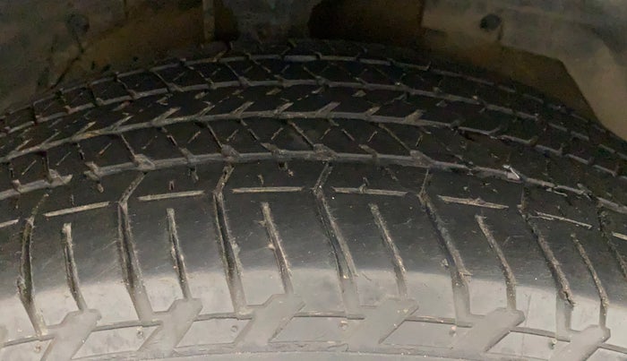 2016 Mahindra XUV500 W6, Diesel, Manual, 44,530 km, Right Front Tyre Tread