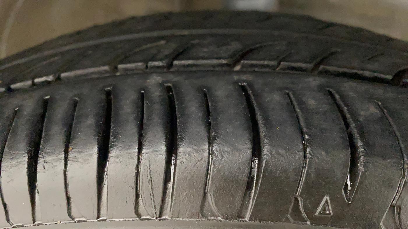 2011 Maruti Wagon R 1.0 LXI, Petrol, Manual, 55,622 km, Right Front Tyre Tread