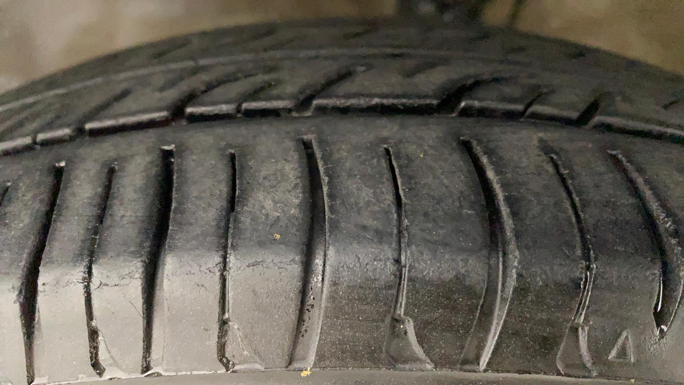 2011 Maruti Wagon R 1.0 LXI, Petrol, Manual, 55,622 km, Left Front Tyre Tread