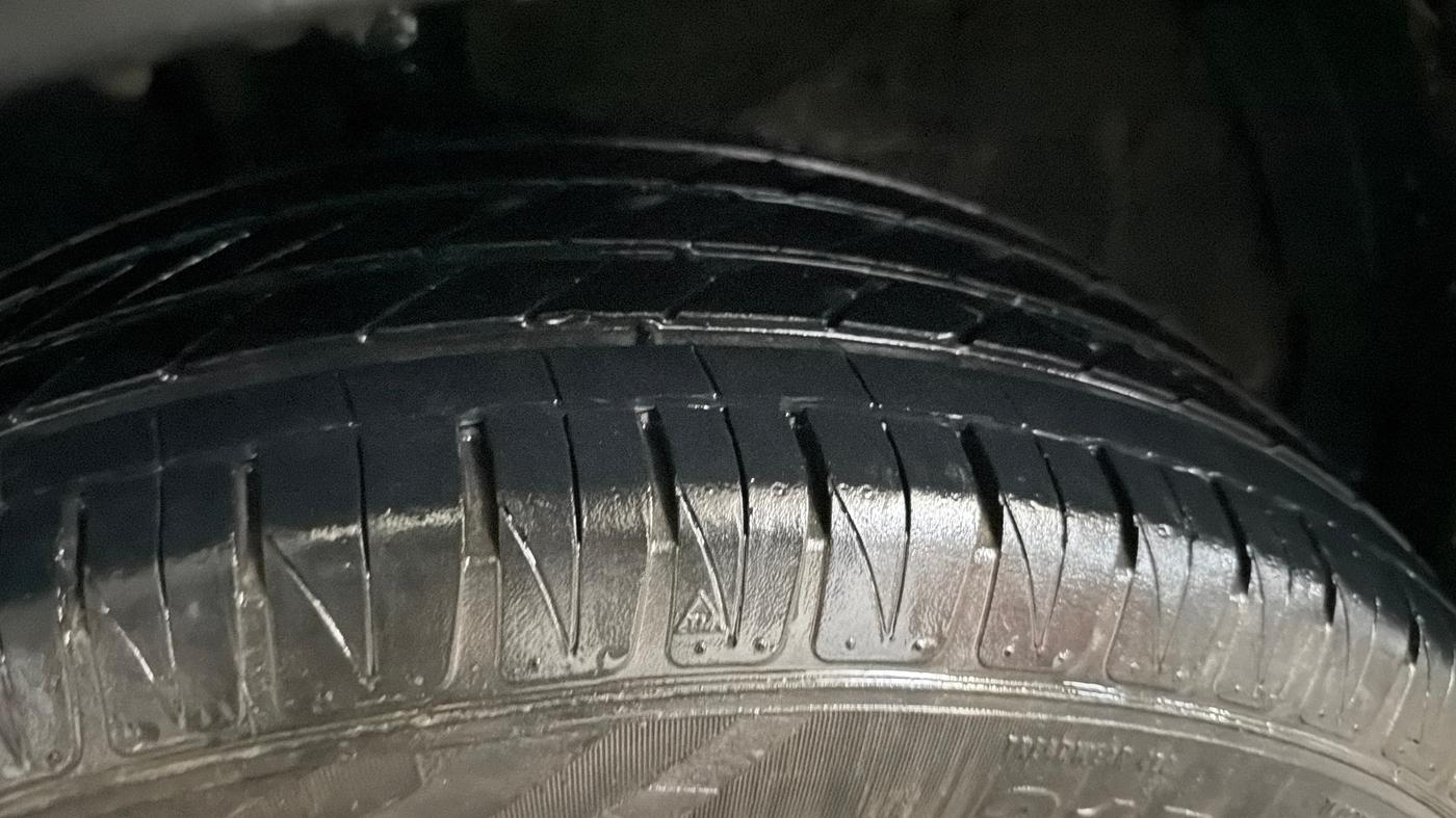 2022 KIA SONET HTK PLUS 1.0 IMT, Petrol, Manual, 80,970 km, Left Front Tyre Tread