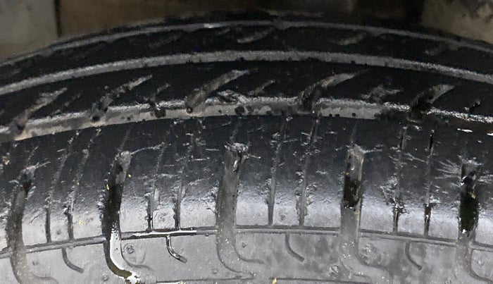 2016 Renault Kwid RXT, Petrol, Manual, 26,762 km, Left Front Tyre Tread