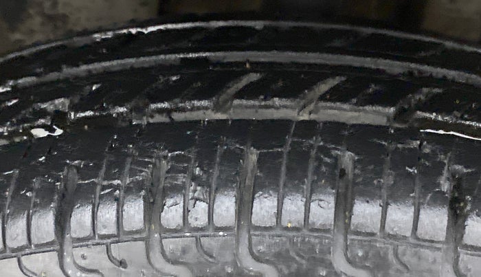2016 Renault Kwid RXT, Petrol, Manual, 26,762 km, Right Front Tyre Tread