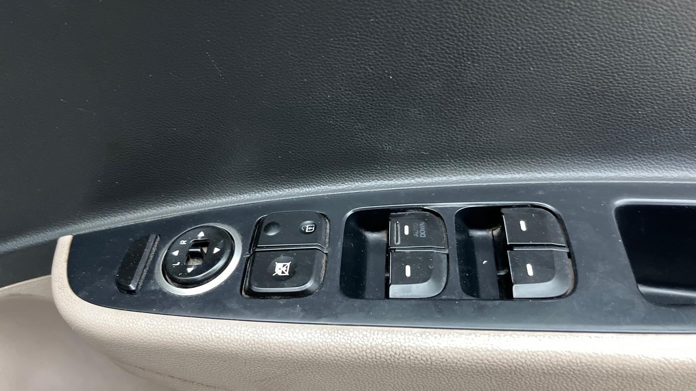 2018 Hyundai Grand i10 SPORTZ 1.2 KAPPA VTVT, Petrol, Manual, 67,868 km, Driver Side Door Panels Control