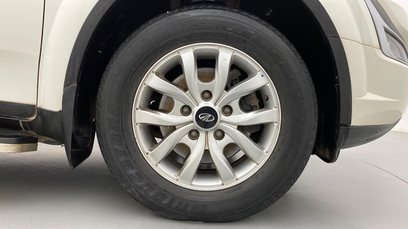 2018 Mahindra XUV500 W10 AT, Diesel, Automatic, 75,889 km, Right Front Wheel