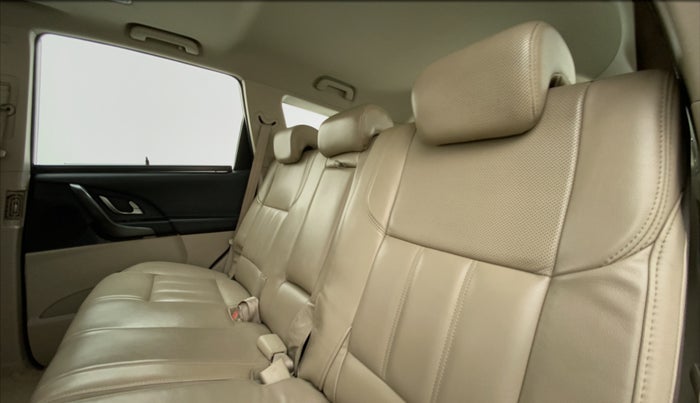 2018 Mahindra XUV500 W10 AT, Diesel, Automatic, 75,889 km, Right Side Rear Door Cabin