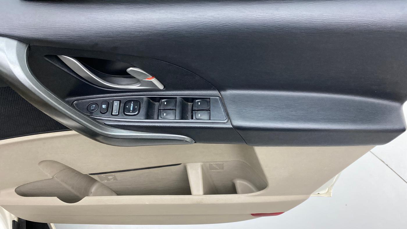 2018 Mahindra XUV500 W10 AT, Diesel, Automatic, 75,889 km, Driver Side Door Panels Control