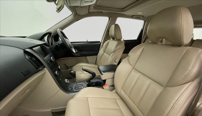 2018 Mahindra XUV500 W10 AT, Diesel, Automatic, 75,889 km, Right Side Front Door Cabin