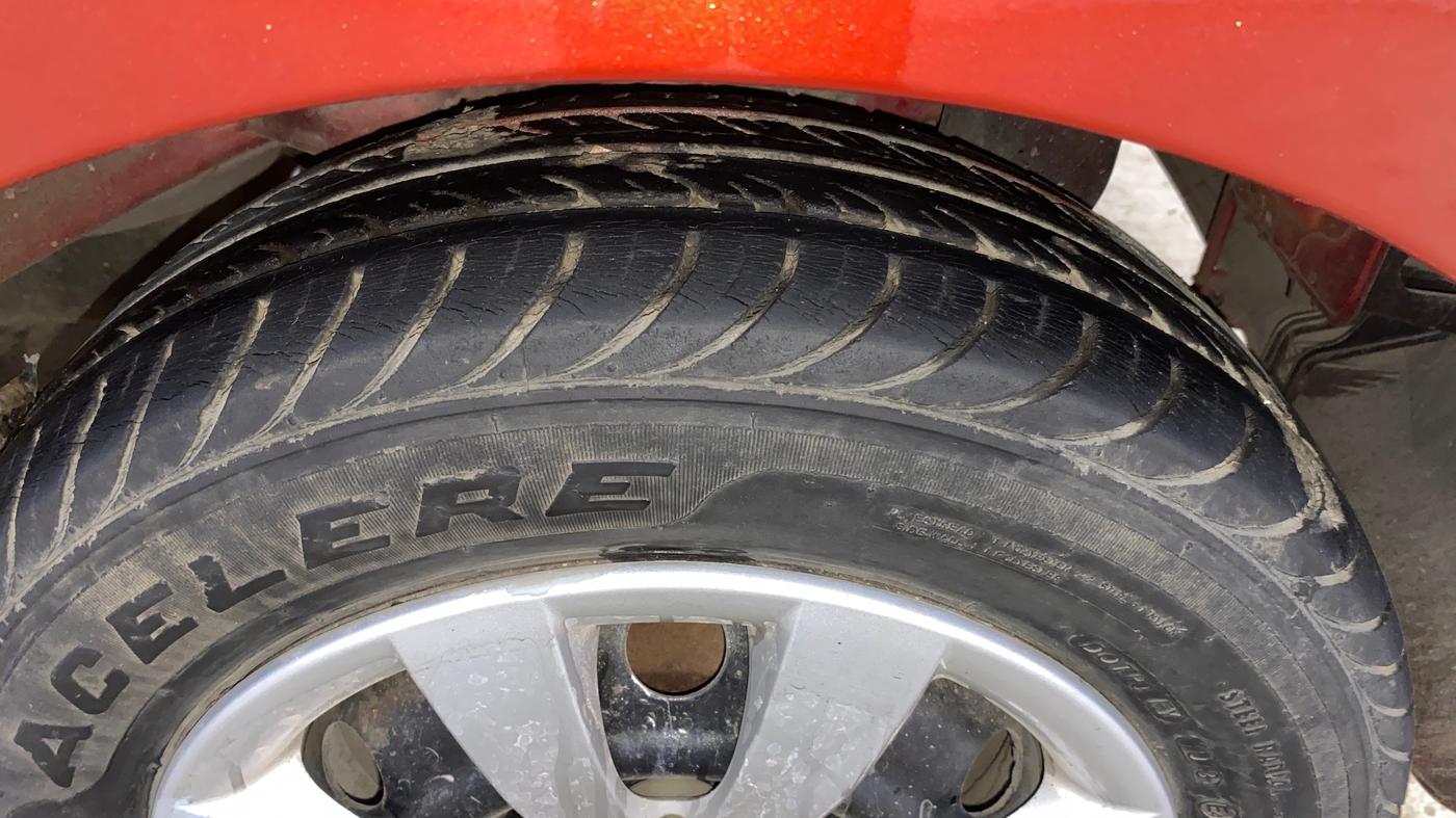 2013 Hyundai Eon SPORTZ, Petrol, Manual, 40,524 km, Left Rear Tyre Tread