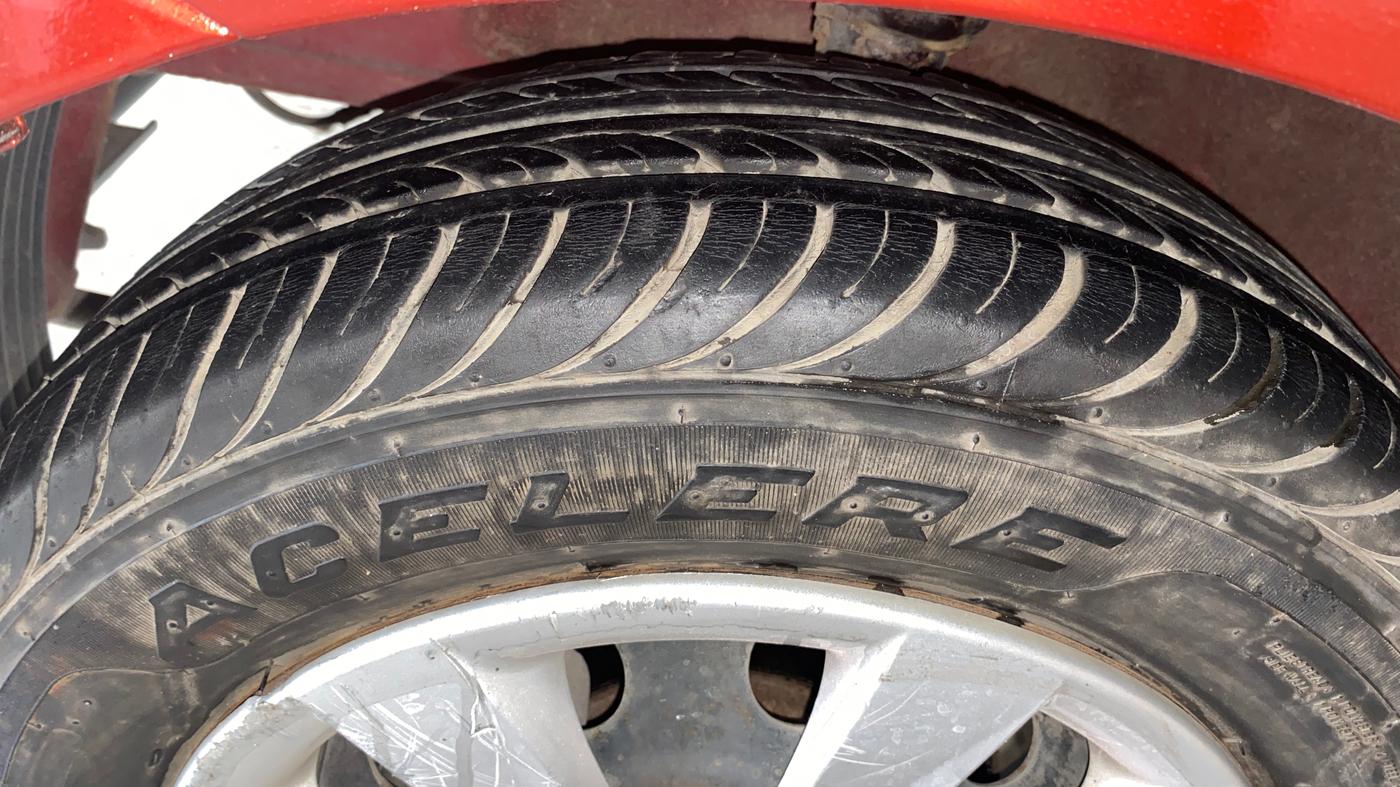 2013 Hyundai Eon SPORTZ, Petrol, Manual, 40,524 km, Left Front Tyre Tread