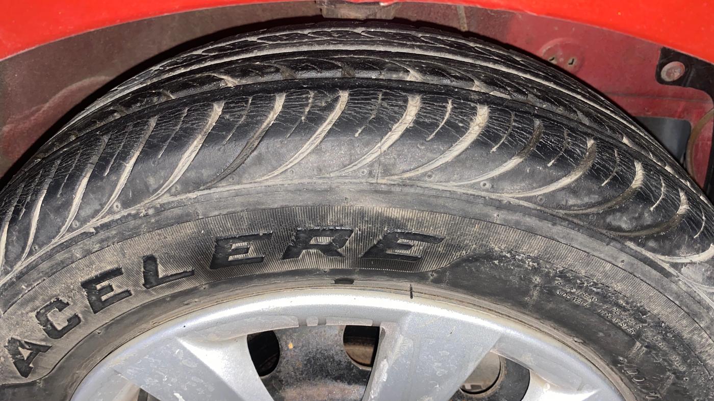 2013 Hyundai Eon SPORTZ, Petrol, Manual, 40,524 km, Right Front Tyre Tread