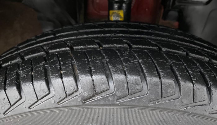 2015 Renault Kwid RXT, CNG, Manual, 64,627 km, Right Front Tyre Tread