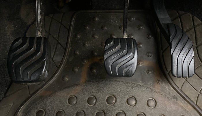 2015 Renault Kwid RXT, CNG, Manual, 64,627 km, Pedals