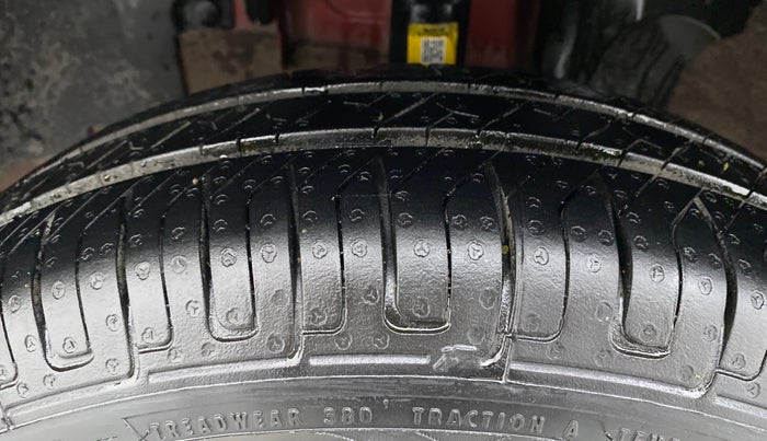 2015 Renault Kwid RXT, CNG, Manual, 64,627 km, Left Front Tyre Tread