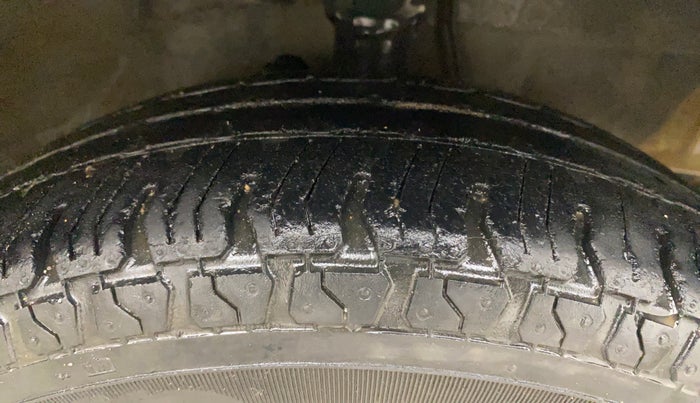 2013 Hyundai i10 SPORTZ 1.2, Petrol, Manual, 1,12,204 km, Right Front Tyre Tread