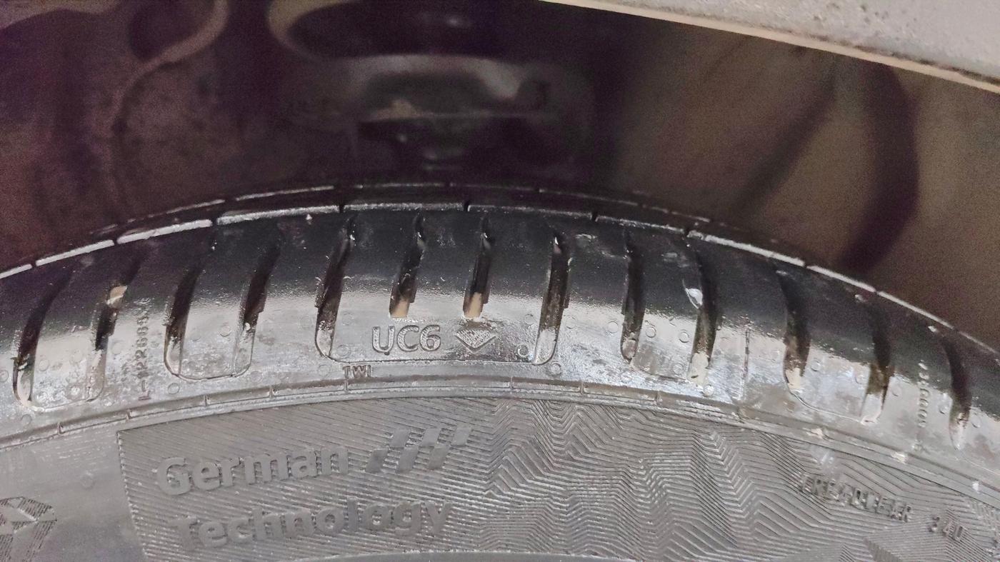 2021 Hyundai ALCAZAR 2.0 SIGNATURE (O) AT 6STR, Petrol, Automatic, 1,05,636 km, Right Front Tyre Tread
