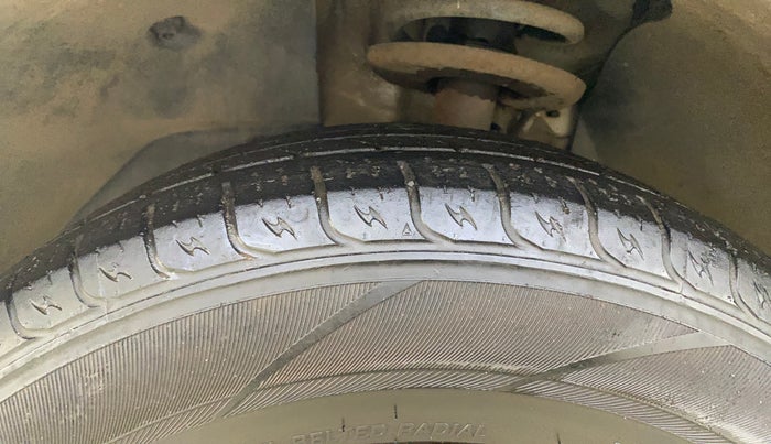 2018 Mahindra XUV500 W7, Diesel, Manual, 81,666 km, Left Front Tyre Tread