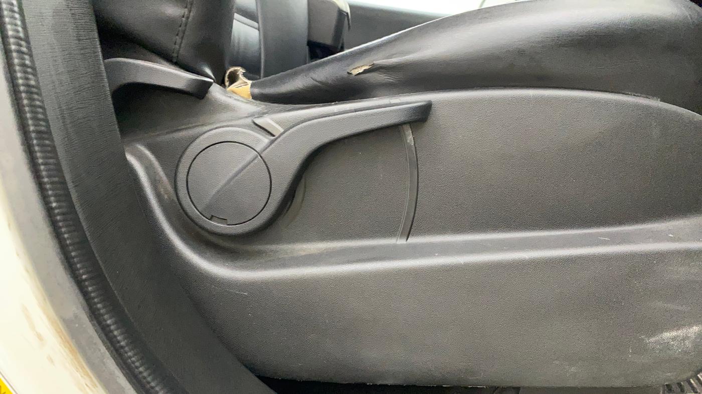 2018 Mahindra XUV500 W7, Diesel, Manual, 81,666 km, Driver Side Adjustment Panel