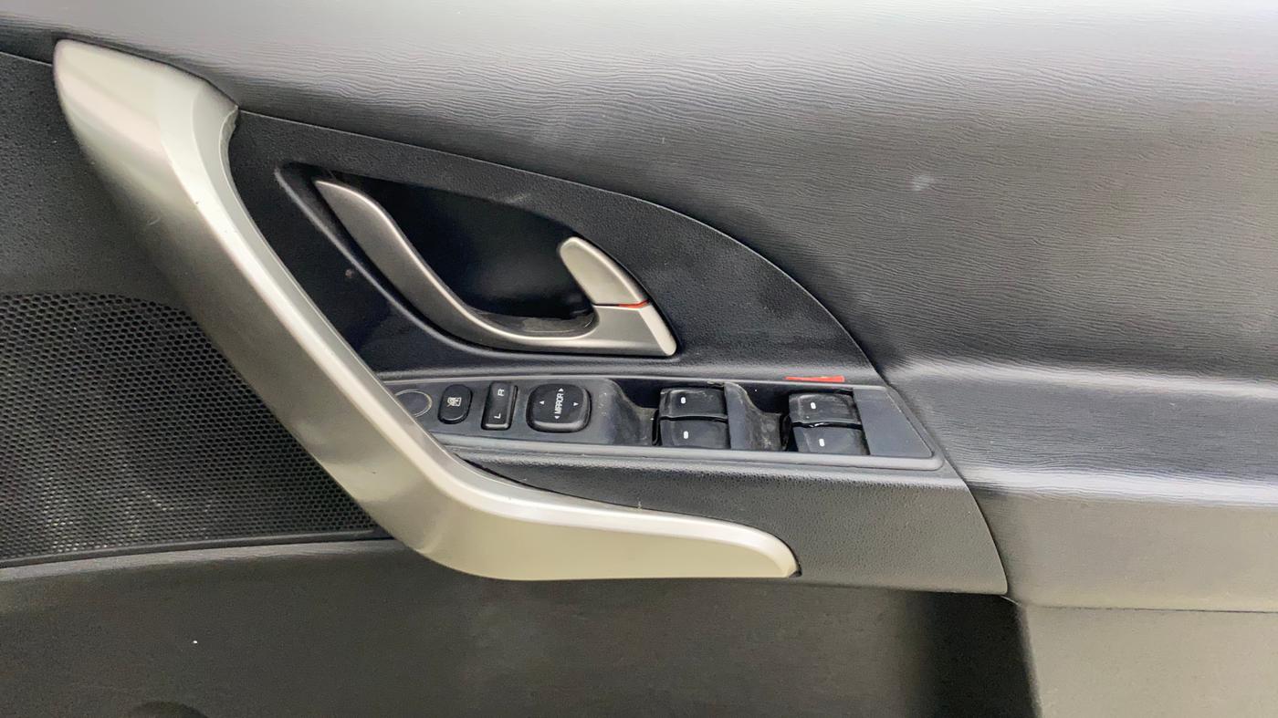2018 Mahindra XUV500 W7, Diesel, Manual, 81,666 km, Driver Side Door Panels Control
