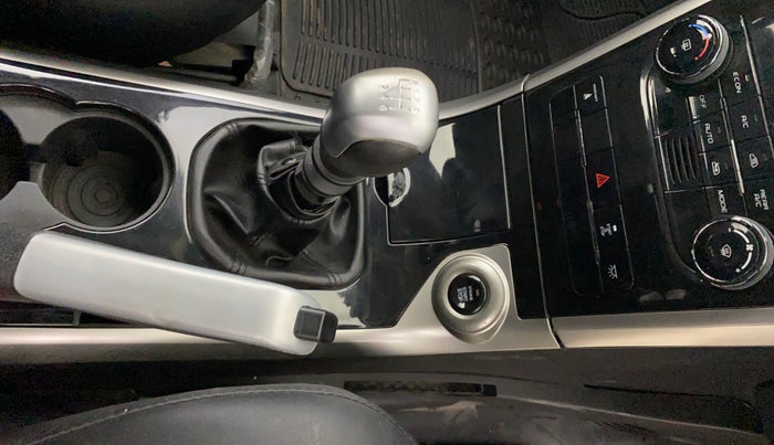 2018 Mahindra XUV500 W7, Diesel, Manual, 81,666 km, Gear Lever