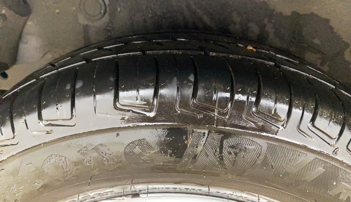 2014 Hyundai i10 MAGNA 1.1, CNG, Manual, 58,777 km, Right Rear Tyre Tread