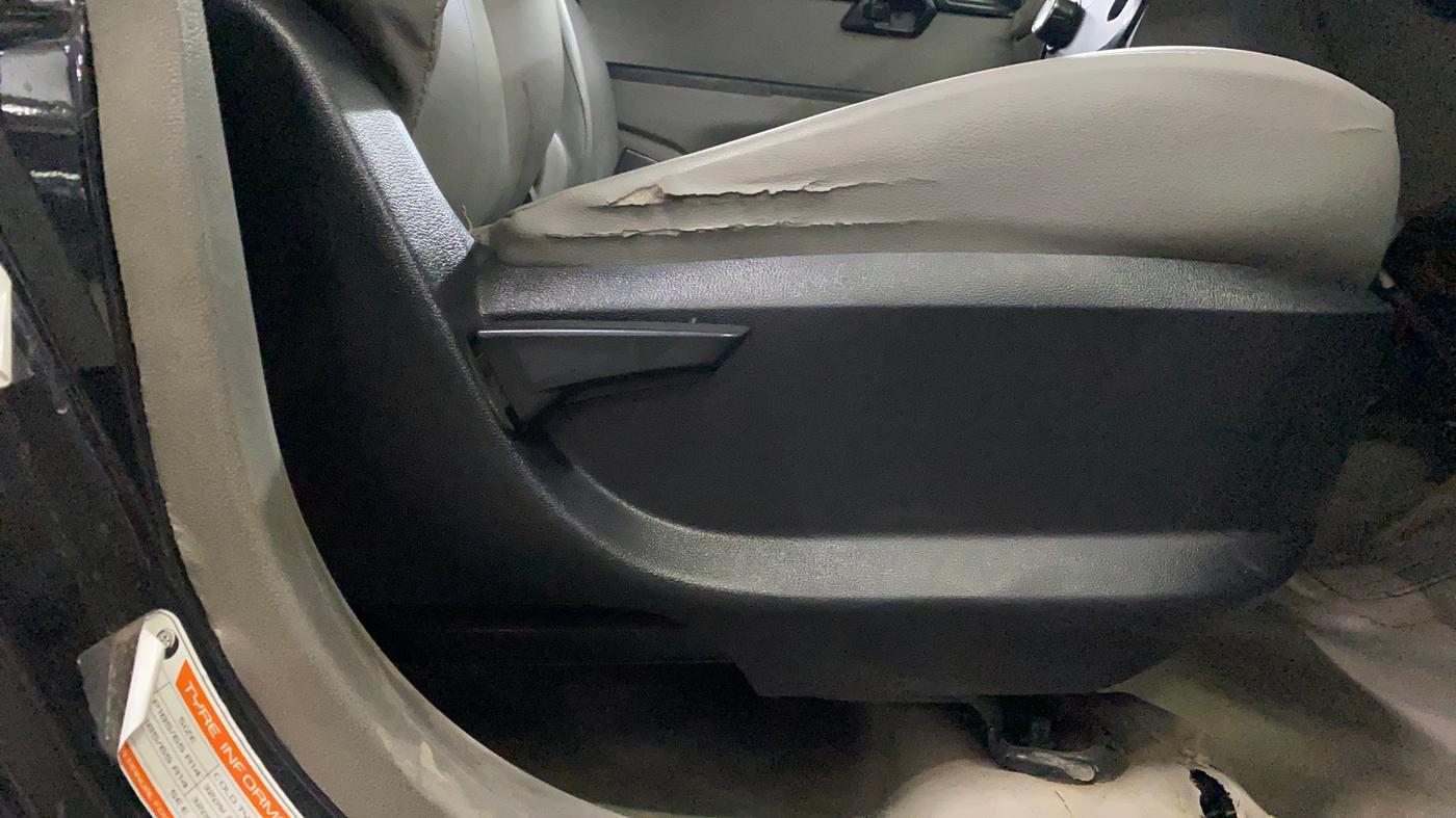 2016 Mahindra Kuv100 K4 PLUS D 6 STR, Diesel, Manual, 53,216 km, Driver Side Adjustment Panel