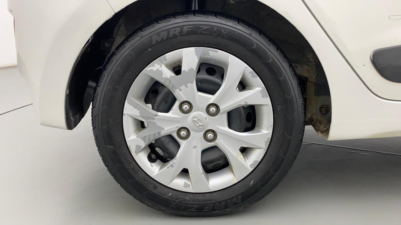2016 Hyundai Grand i10 SPORTZ 1.2 KAPPA VTVT, CNG, Manual, 1,01,640 km, Right Rear Wheel