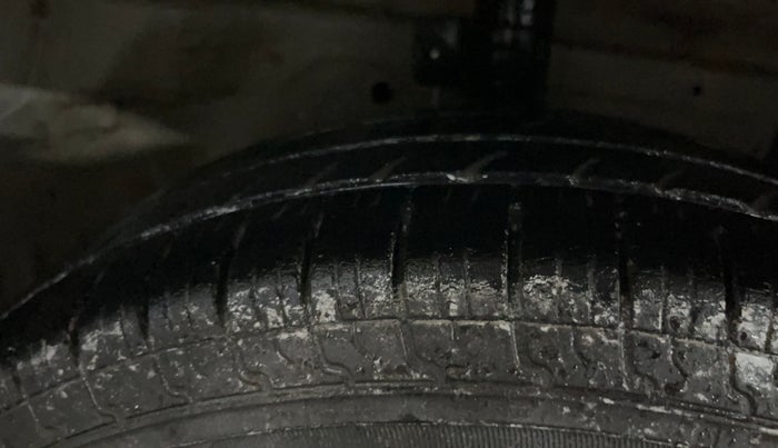 2015 Maruti Swift VXI, Petrol, Manual, 1,04,882 km, Right Front Tyre Tread