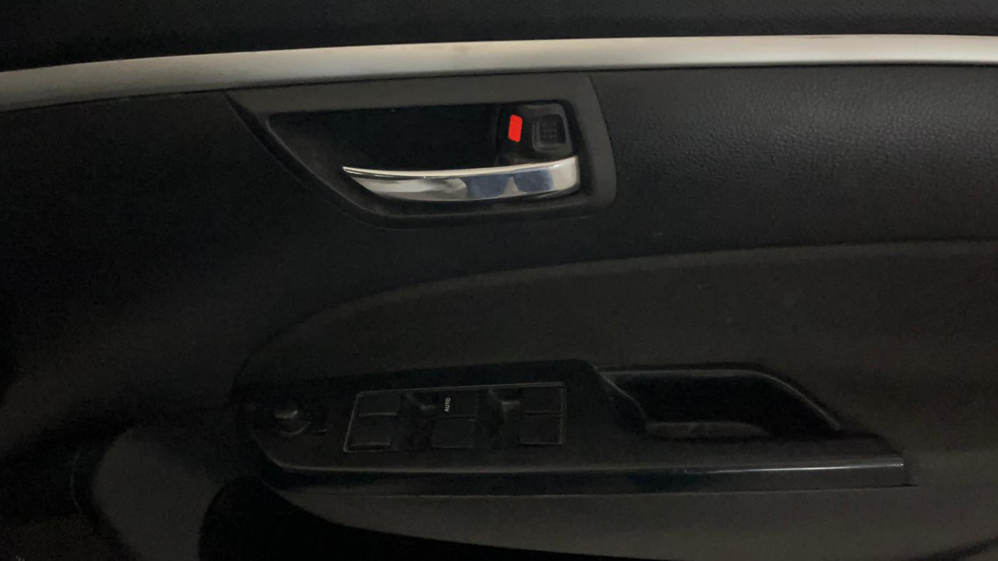 2015 Maruti Swift VXI, Petrol, Manual, 1,05,004 km, Driver Side Door Panels Control