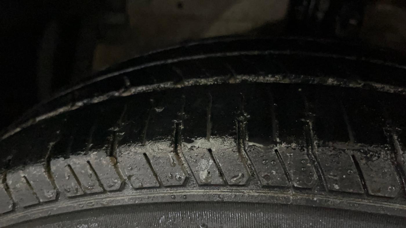 2015 Maruti Swift VXI, Petrol, Manual, 1,05,004 km, Left Front Tyre Tread