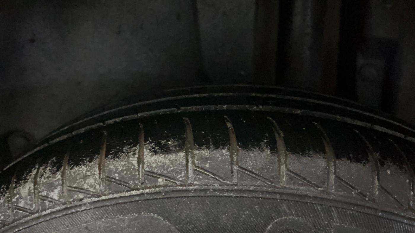 2015 Maruti Swift VXI, Petrol, Manual, 1,05,004 km, Left Rear Tyre Tread