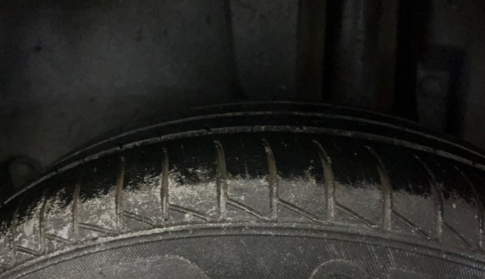 2015 Maruti Swift VXI, Petrol, Manual, 1,04,882 km, Left Rear Tyre Tread
