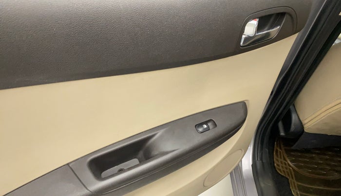 2014 Hyundai i20 SPORTZ 1.2, Petrol, Manual, 25,853 km, Left rear window switch / handle - Switch/handle not functional